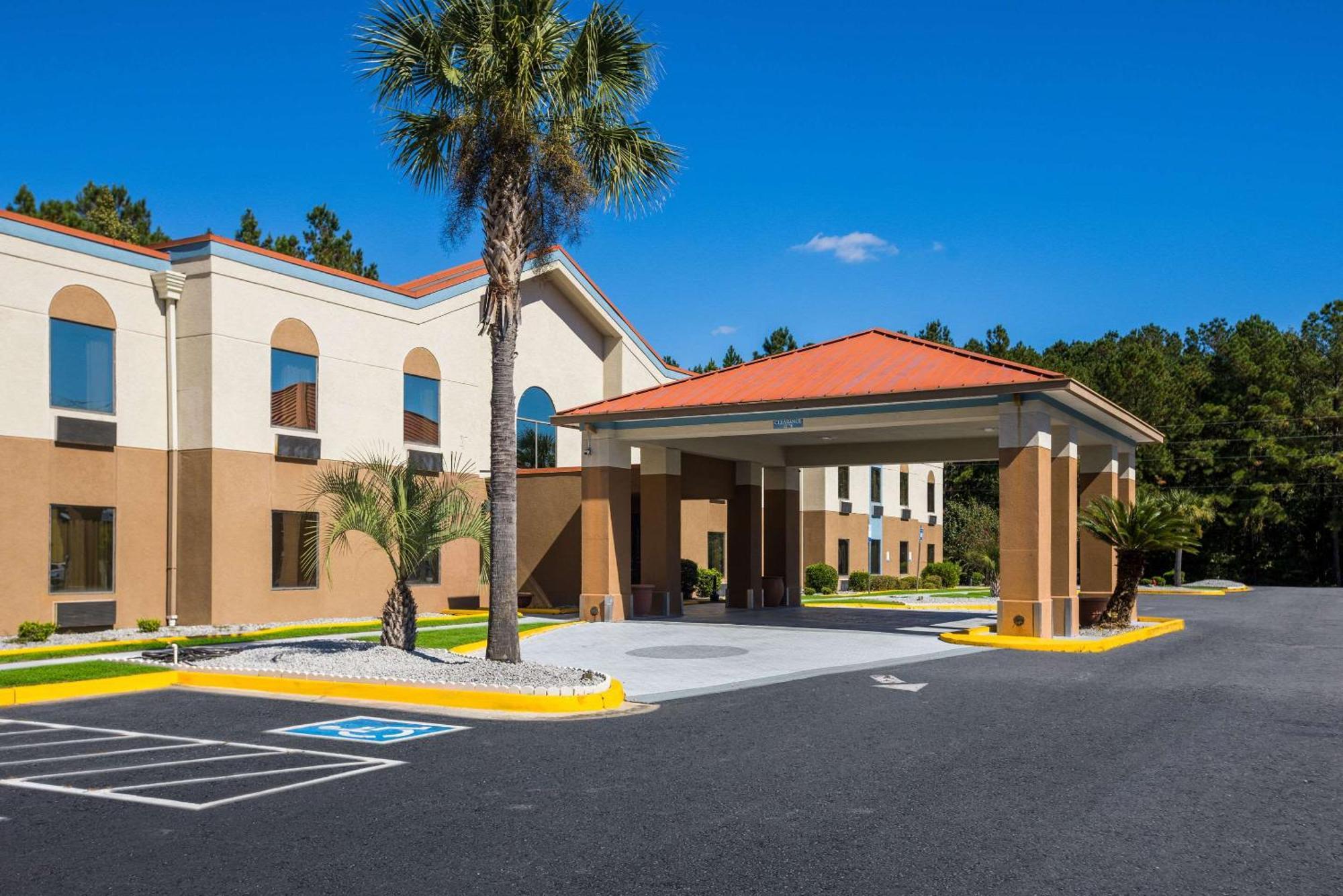 Hotel Clarion Pointe Near Stewart