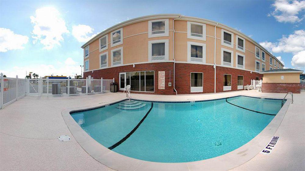 Clarion Pointe Near Stewart Hotel 2*
