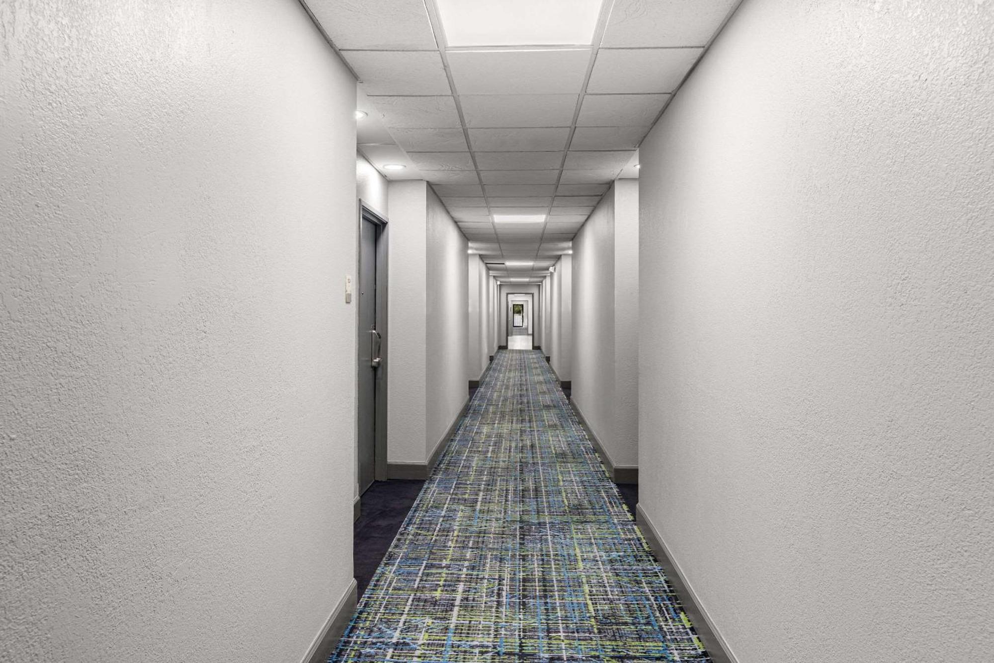 Clarion Pointe Near Stewart Hotel 2*