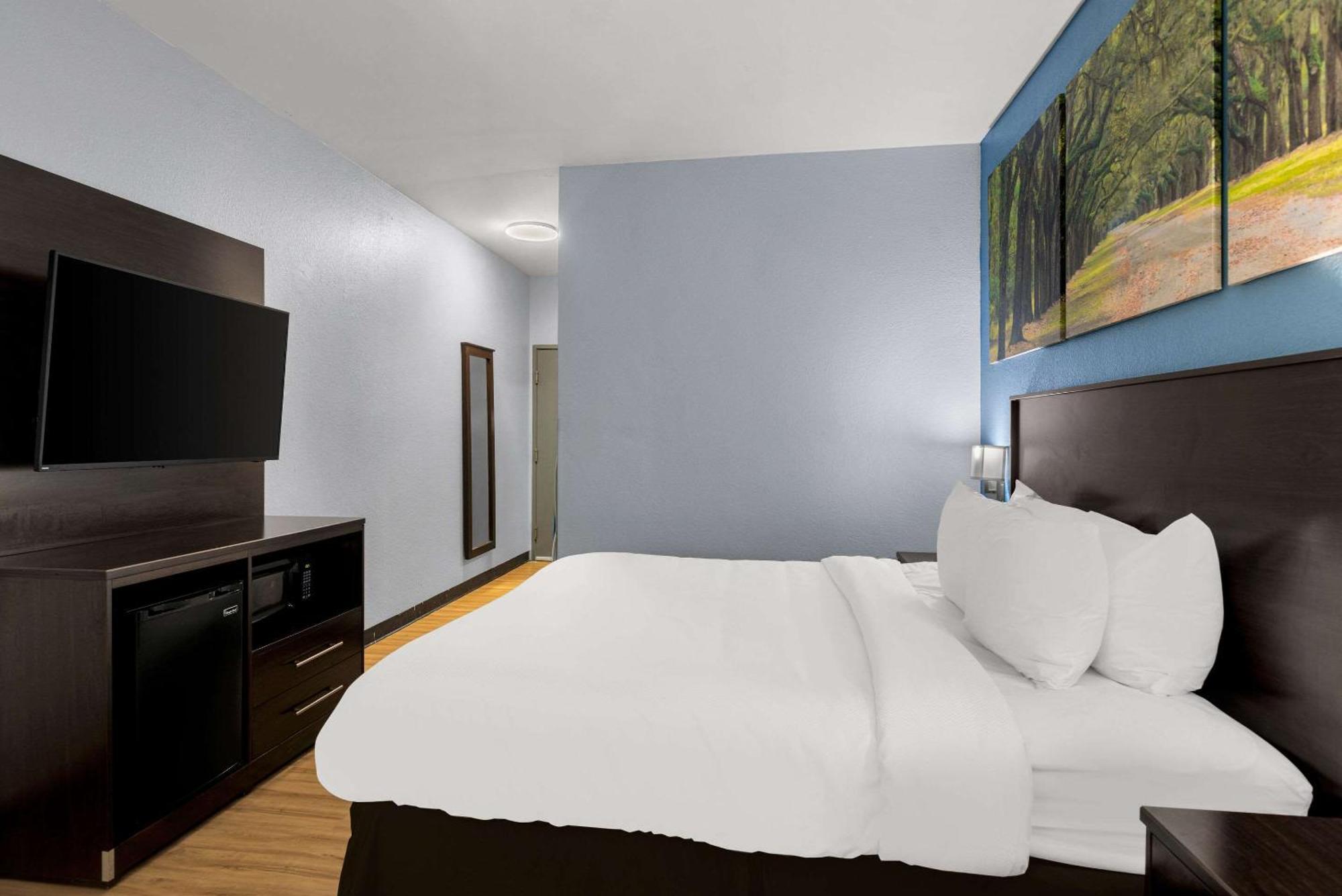 Clarion Pointe Near Stewart Hotel 2*