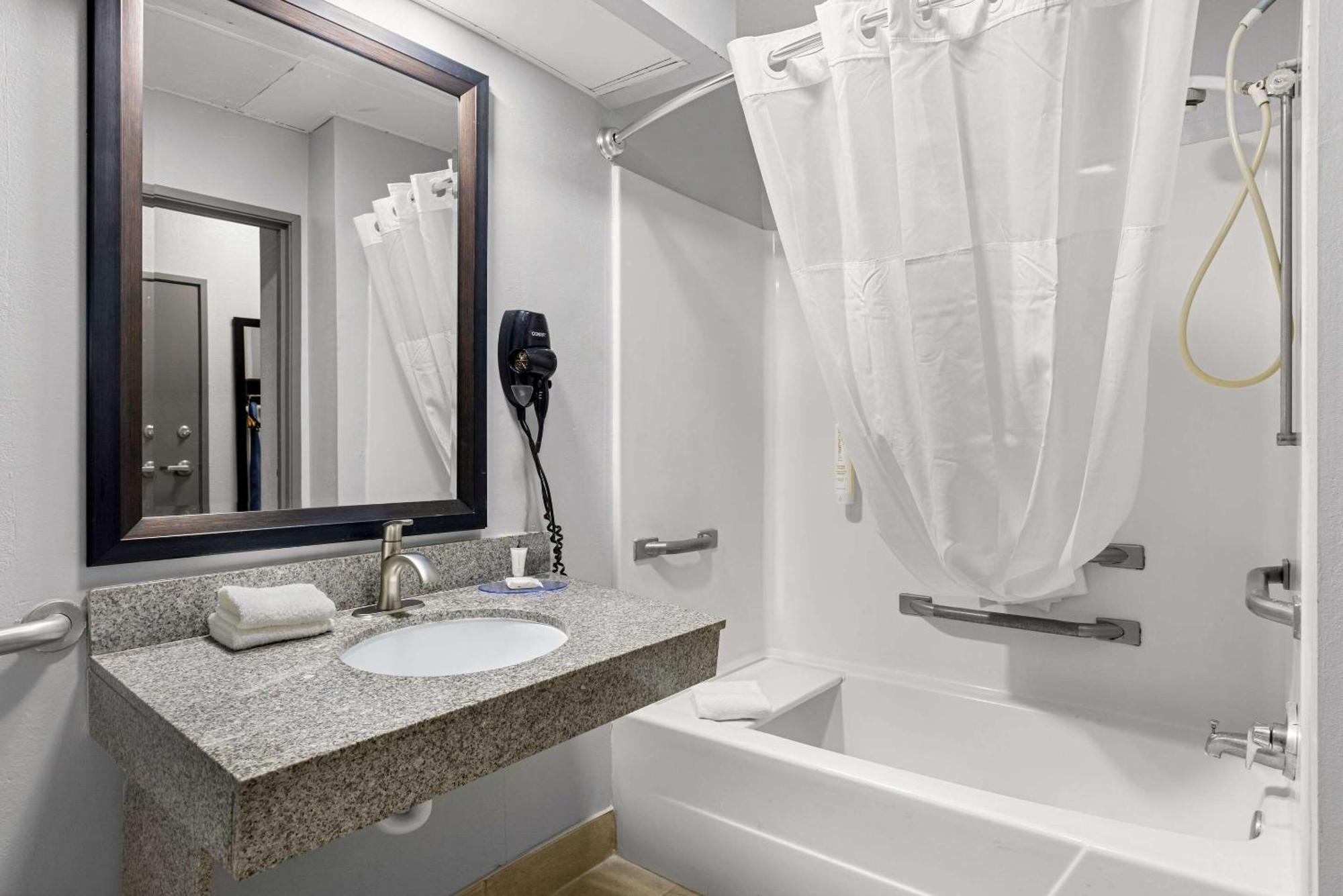 Clarion Pointe Near Stewart Hotel 2*