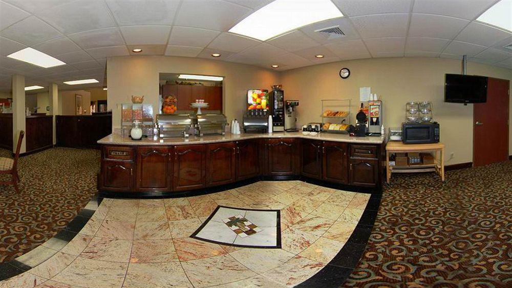 Clarion Pointe Near Stewart Hotel 2*