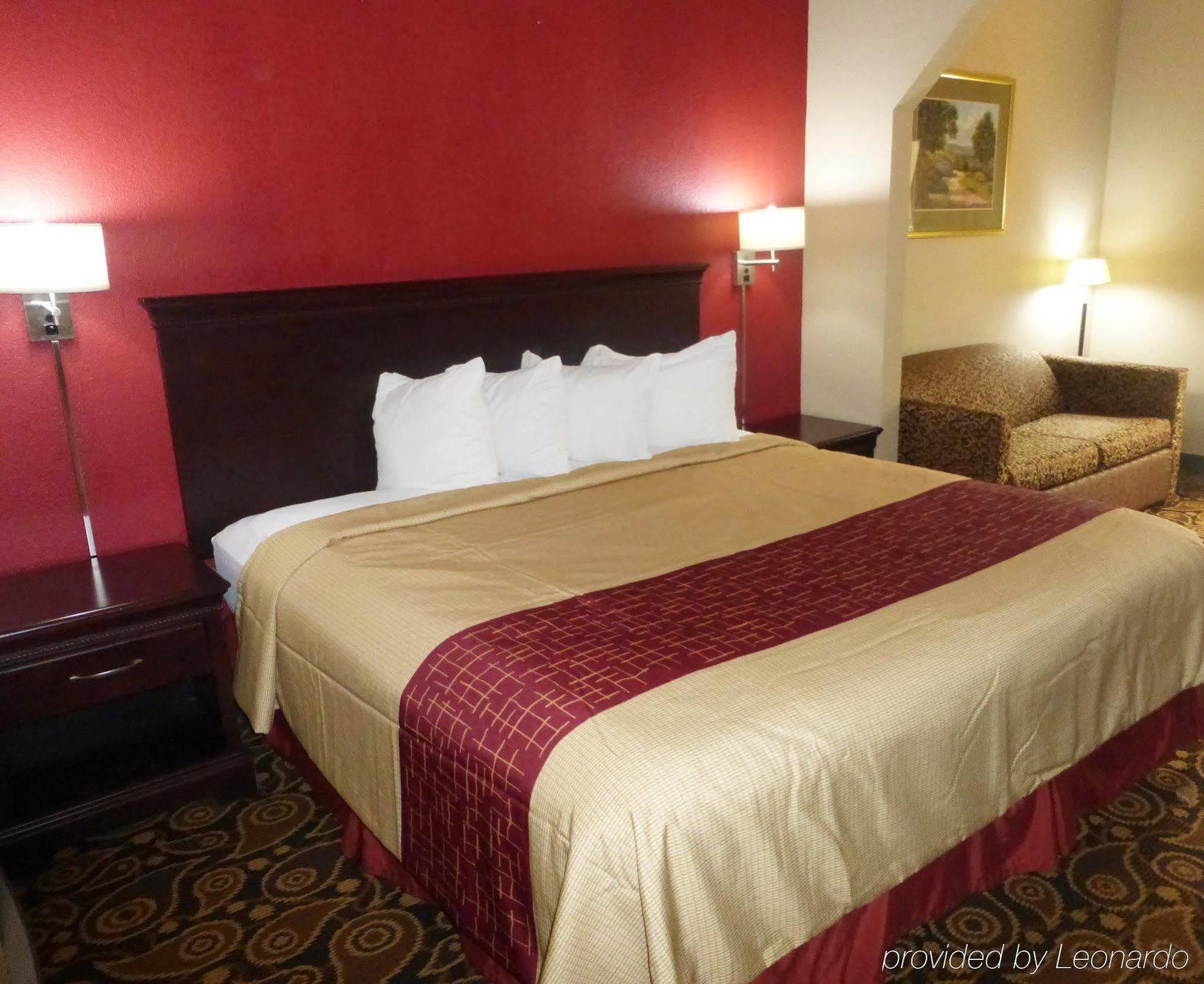 Clarion Pointe Near Stewart Hotel 2*