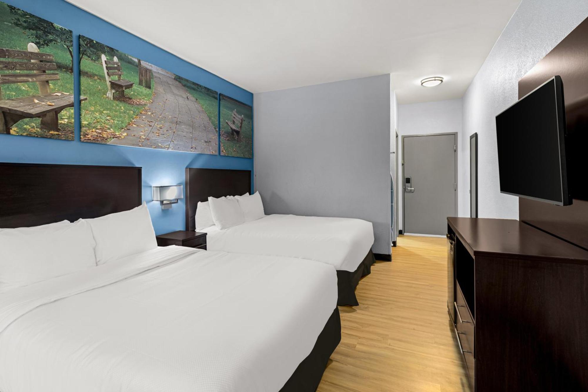 Clarion Pointe Near Stewart Hotel 2*